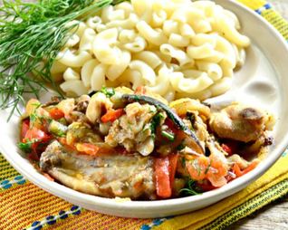 Цесарка с баклажанами и помидорами