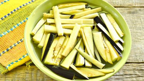 цесарка с баклажанами и помидорами