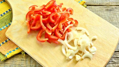 цесарка с баклажанами и помидорами