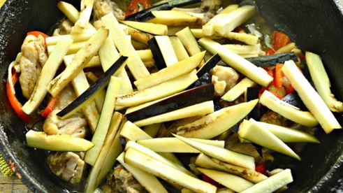 цесарка с баклажанами и помидорами