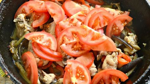 цесарка с баклажанами и помидорами