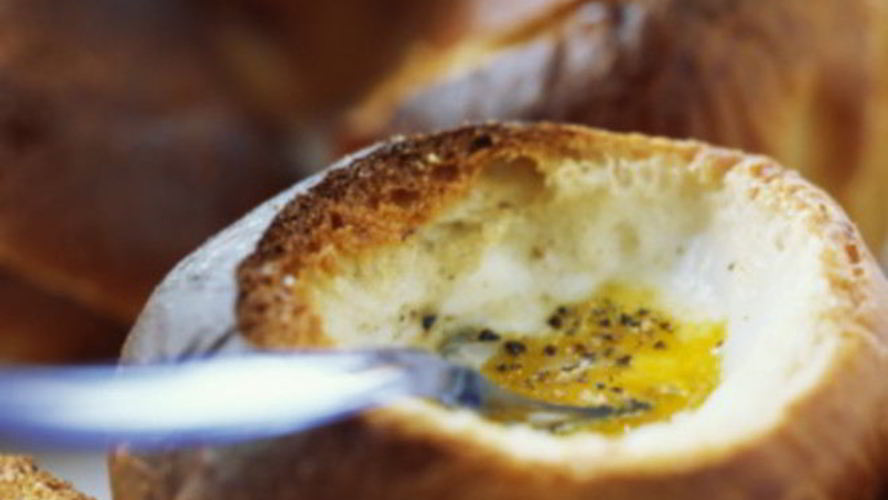 Рецепт оригинальная яичница на завтрак, запеченная в булочке