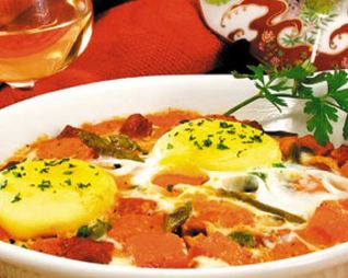 Яичница-глазунья с овощами