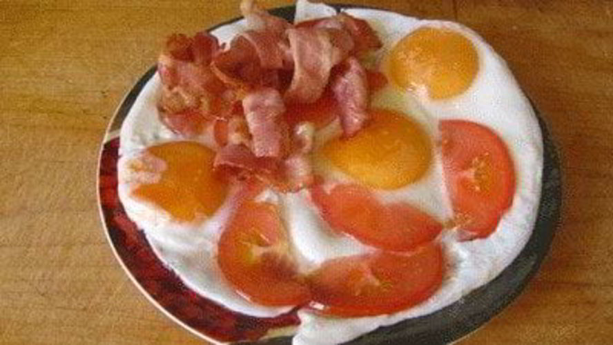 Рецепт яичница с беконом и помидорами