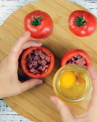 Яичница в помидоре