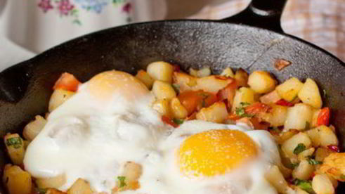 яйца, запеченные с овощами