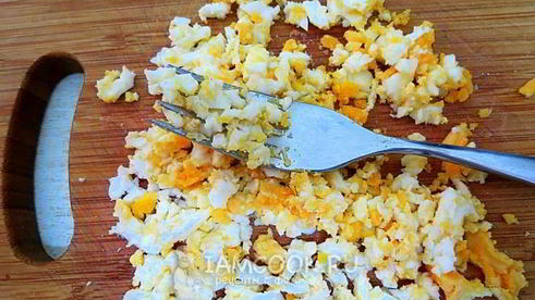 яйца, жаренные в скорлупе