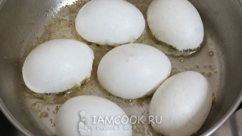 яйца, жаренные в скорлупе