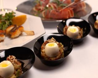 Закуска из авокадо с перепелиным яйцом