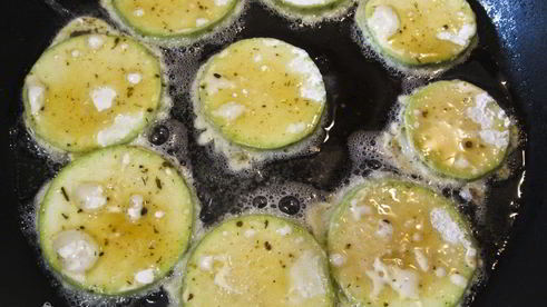 закуска из жареных кабачков с помидором