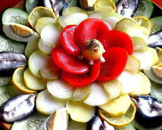 Закуска в русском стиле с маком в центре