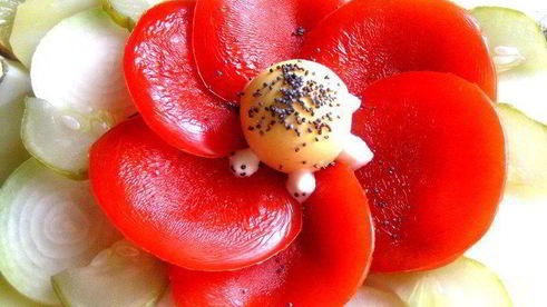 закуска в русском стиле с маком в центре