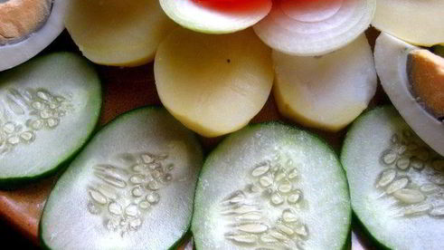 закуска в русском стиле с маком в центре