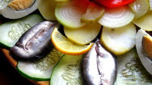 закуска в русском стиле с маком в центре