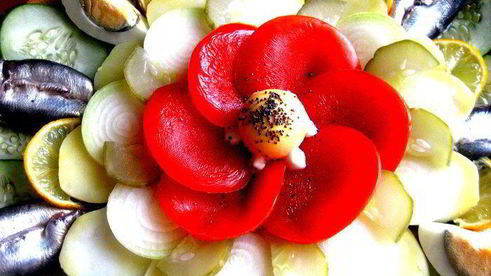 закуска в русском стиле с маком в центре