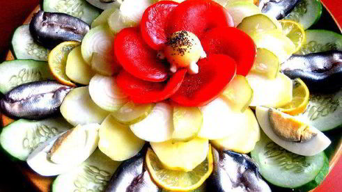 закуска в русском стиле с маком в центре