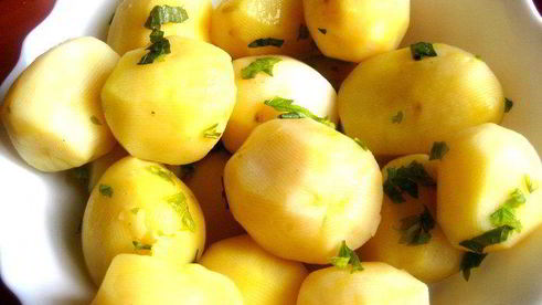 закуска в русском стиле с маком в центре