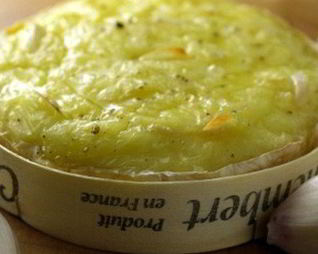 Запеченный камамбер с чесноком