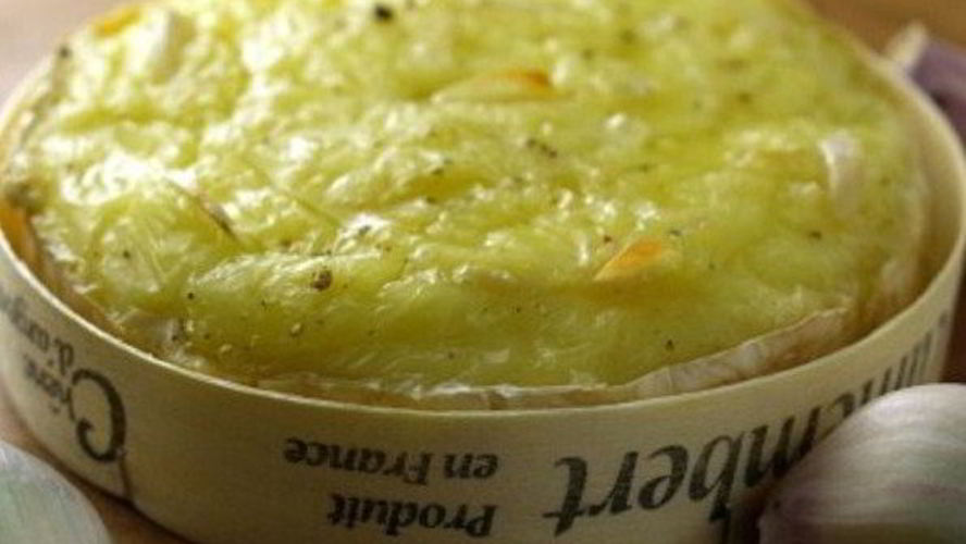 Рецепт запеченный камамбер с чесноком