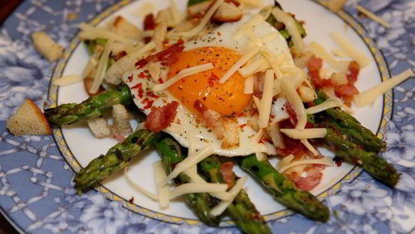 Рецепт Жареное яйцо со спаржей и панчеттой