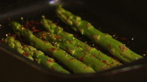 жареное яйцо со спаржей и панчеттой