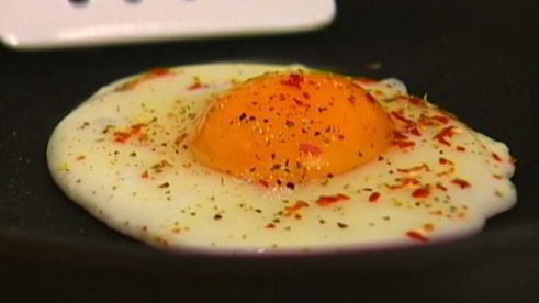 жареное яйцо со спаржей и панчеттой