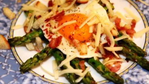 жареное яйцо со спаржей и панчеттой