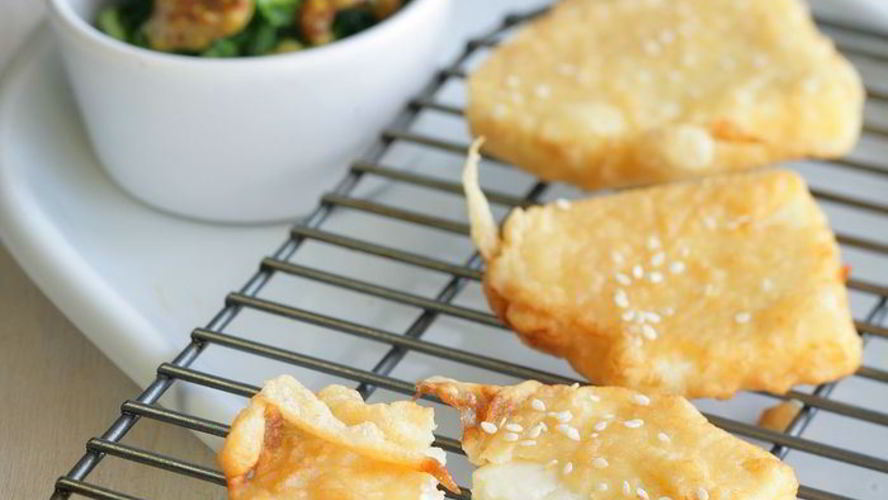 Рецепт жареный сулугуни в пивном кляре с кунжутом