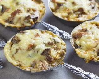 Жульен с курицей, грибами и сметаной