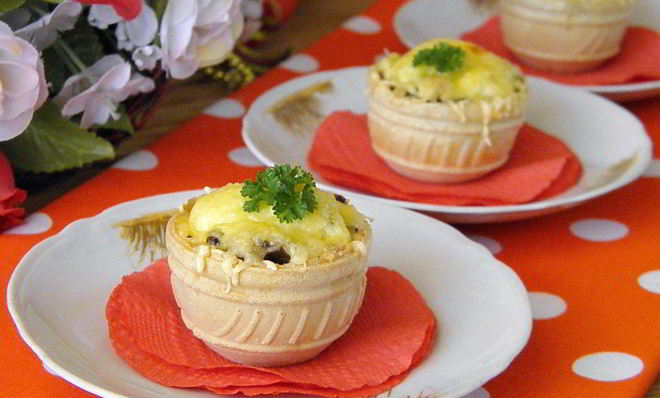 Жульен в тарталетках с грибами и курицей